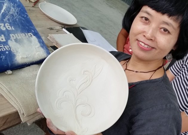 How to carve into clay in Jingdezhen (3)